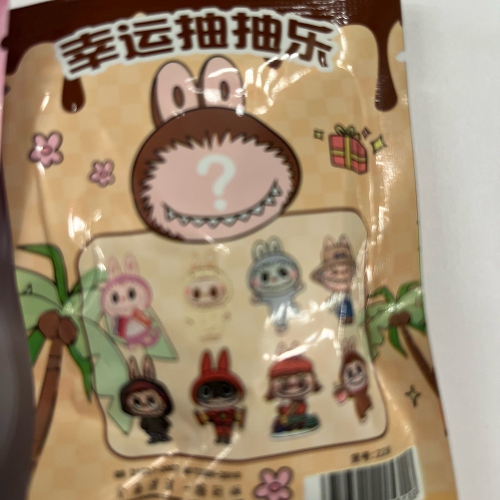 Labubu Blind Bag of Labubu figurine erasers - Picture 7 of 7